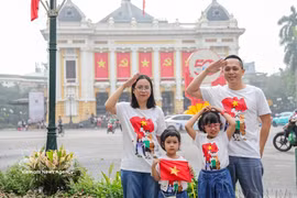 一家人合影留念，纪念越南南方解放日暨国家统一50周年。图自越通社