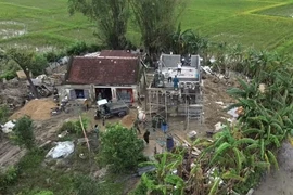 军队、公安力量以及各级党委、地方政府不分昼夜，为灾区群众组织实施住房建设和修缮工作。图自越通社