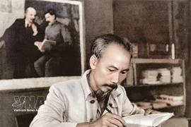 政府总理范明政在67号屋敬香缅怀胡志明主席