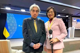 日本常驻欧盟记者谷口长代和越通社记者合影。图自越通社