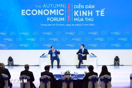越南政府总理范明政在2025年秋季经济论坛上，同世界经济论坛（WEF）首席执行官斯特凡·梅根塔勒进行对话。图自越通社