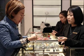 客户购买黄金。图自越通社