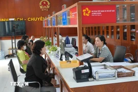 民众办理行政手续。图自越通社