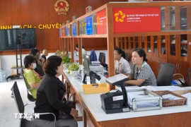 民众办理行政手续。图自越通社