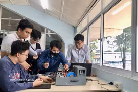 胡志明市国家大学理工大学学生应用高科技。图自越通社