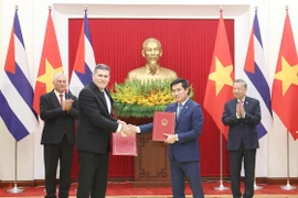 苏林总书记与米格尔·迪亚斯—卡内尔·贝穆德斯主席共同见证《越南—古巴经济和科技合作政府间委员会第42次会议纪要》的交换。图自越通社