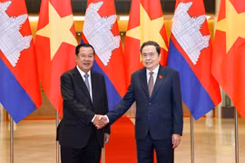 越南国会主席陈青敏会见柬埔寨人民党主席、参议院主席洪森。图自越通社