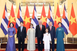 梁强主席及夫人、米格尔·迪亚斯—卡内尔主席及夫人和苏林总书记及夫人合影。图自越通社