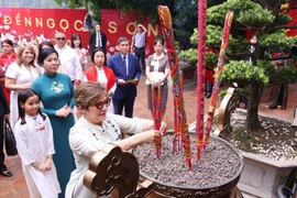 苏林总书记夫人吴芳璃与古共中央第一书记、古巴国家主席夫人共同欣赏水上木偶艺术
