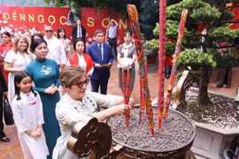 苏林总书记夫人吴芳璃与古共中央第一书记、古巴国家主席夫人共同欣赏水上木偶艺术