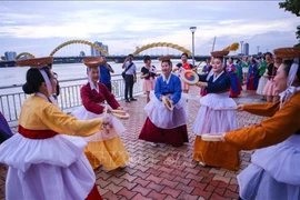 资料图：韩国艺术表演者在岘港市献艺，并与游客和市民亲切交流。图自越通社