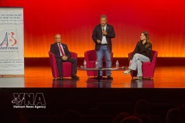 法国越南企业家协会主席阮海南在研讨会上与学生们交流。图自越通社