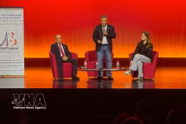 法国越南企业家协会主席阮海南在研讨会上与学生们交流。图自越通社