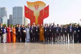 出席第十一届全国爱国竞赛表彰大会的代表合影。图自越通社