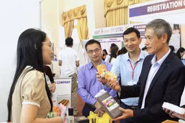 越南驻柬埔寨大使阮明宇参观越南企业的展位。图自越通社