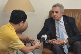 阿尔及利亚民族解放阵线党（FLN）代表穆拉德·拉穆迪接越通社记者的采访。图自越通社