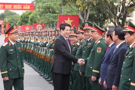 梁强与各位代表亲切交流。图自越通社