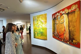游客参观美术展览。图自越通社