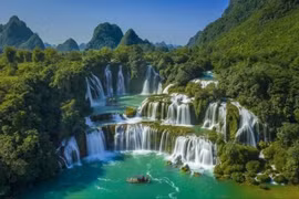 越南板约-中国德天跨国瀑布景区正式运营。图自互联网
