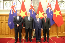 中央宣教与民运部部长阮仲与各位代表合影。图自越通社