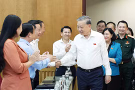 苏林与各位代表亲切交流。图自越通社