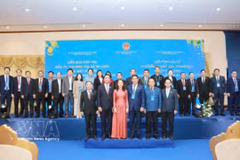 出席论坛的两国代表合影。图自越通社