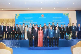出席论坛的两国代表合影。图自越通社