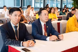 航空工程师陈胜（左一）出席2026年1月举行的越南祖国阵线中央委员会大会。图自越通社