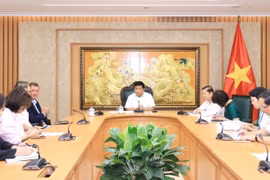 越南政府副总理阮志勇在会见德国Avestos集团总裁克劳斯-迈克尔·库恩。图自越通社