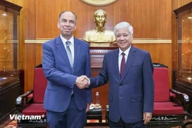 越南祖国阵线中央委员会主席杜文战会见古巴驻越南大使罗赫利奥·波兰科·富恩特斯。图自Vietnam+