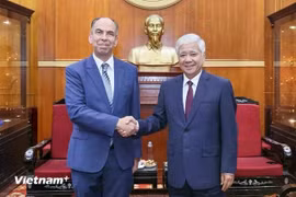 越南祖国阵线中央委员会主席杜文战会见古巴驻越南大使罗赫利奥·波兰科·富恩特斯。图自Vietnam+