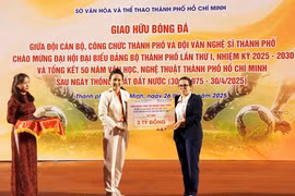 组委会将所募集到的20亿越盾善款，转交给古巴驻胡志明市总领事阿里阿德涅·费奥·拉布拉达。图自越通社