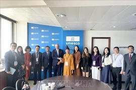 越南外交部常务副部长、国家UNESCO委员会主席、越南代表团团长阮明宇与UNESCO文化事务助理总干事举行会晤。图自越通社