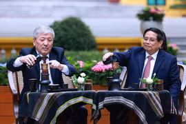越南政府总理范明政与吉尔吉斯斯坦总理卡西马利耶夫参观胡志明主席遗迹区