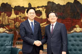 越南政府副总理胡国勇（右）与韩国副总理兼科学技术信息通信部部长裴庆勋亲切握手。图自政府报