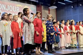 越南和法国儿童一起表演Bonjour Vietnam。图自越通社