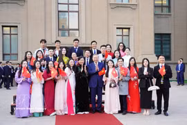 越共中央总书记、国家主席苏林及夫人与旅居北京的越南人社群代表合影。图自越通社