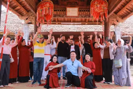 考察团与当地艺人合影留念。图自富寿报