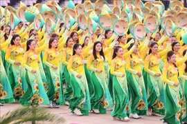 参加游行的越南妇女方阵。图自越通社