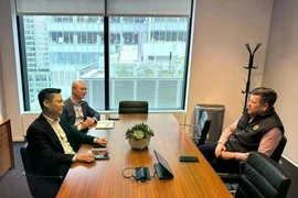 邓黄江大使与鲍勃·麦库伊进行交换意见。图自越通社