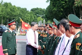 苏林总书记与国防部第12军团各位代表亲切握手。图自越通社