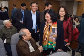 越南祖国阵线中央委员会主席裴氏明怀与选民亲切交流。图自劳动报