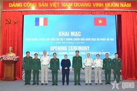 法国协助越南开展维和行动战场急救培训