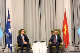 越南财政部部长吴文俊与RMIT副校长兼校长亚历克·卡梅伦举行工作会谈。图自越通社