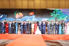 出席晚宴的两国代表和艺术人员合影留念。图自越通社