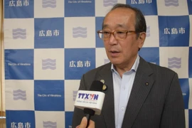 日本广岛市市长松井一实接受越通社驻日记者采访。图自越通社