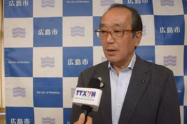 日本广岛市市长松井一实接受越通社驻日记者采访。图自越通社