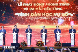 范明政总理与各位代表出席“数字扫盲运动”启动仪式。图自越通社