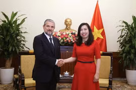 越南外交部副部长黎氏秋姮与越意企业论坛的意大利企业与制造部副部长瓦伦蒂诺·瓦伦蒂尼。图自越通社