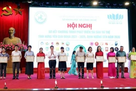 兴安省科技厅副厅长阮春海向11个在知识产权资产发展工作中成绩突出的集体与个人颁发奖状。图自生活政策报